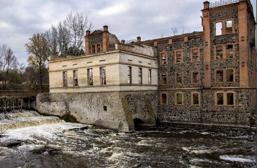 Старинная водяная мельница в селе Печора - Россия Винницкая область