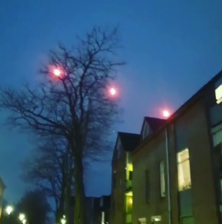 Красные огни в ночном небе<br>Роттердам