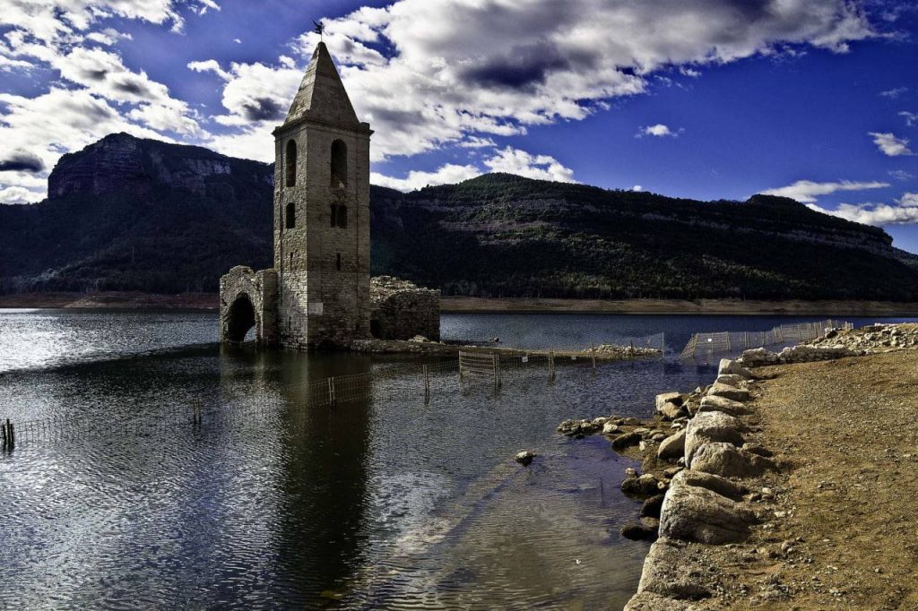 Затонувшая деревня Сан-Рома-Де-Сау в Каталонии
