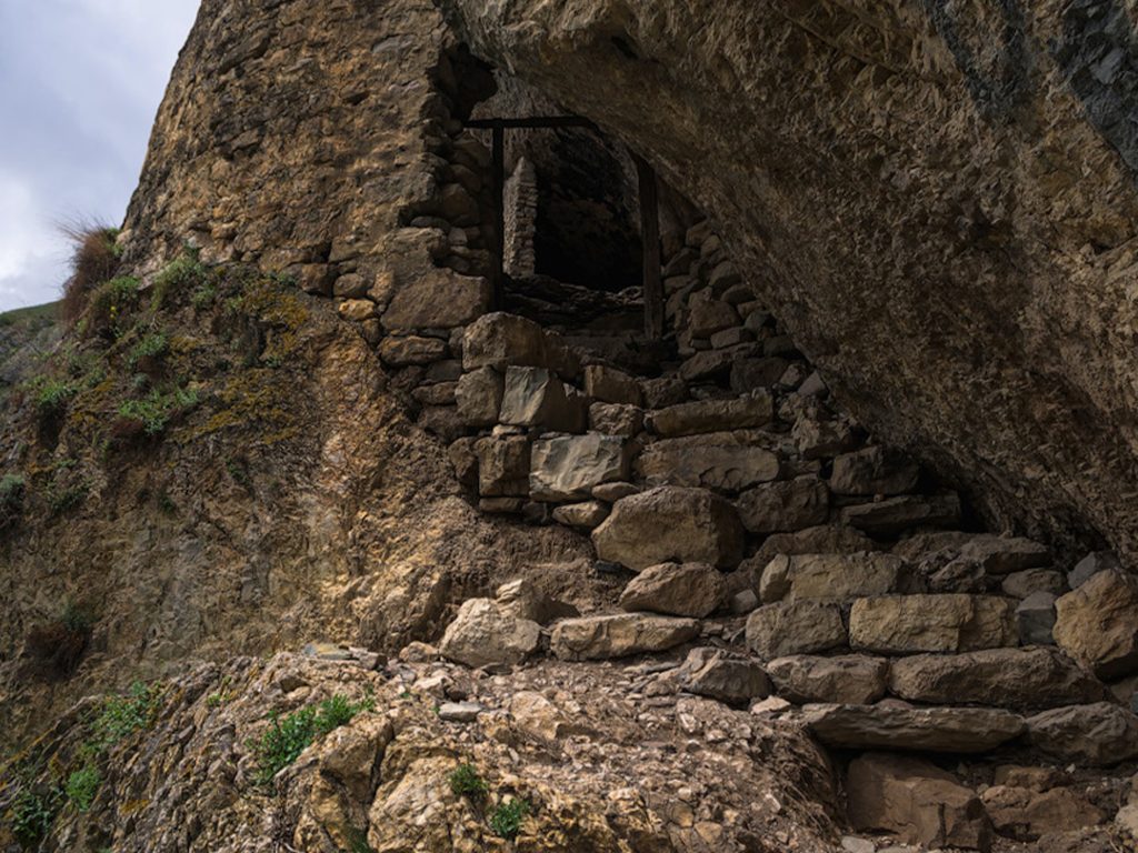 Куратинское ущелье - тропа Чудес, скальная крепость и средневековое селение Цмити