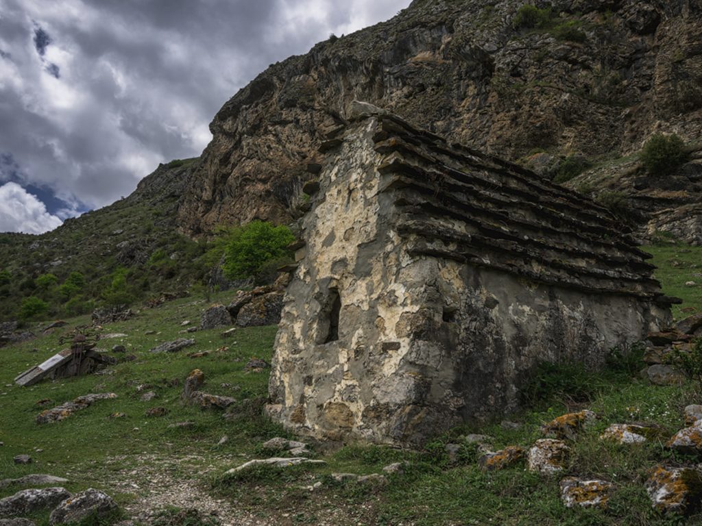 Куратинское ущелье - тропа Чудес, скальная крепость и средневековое селение Цмити