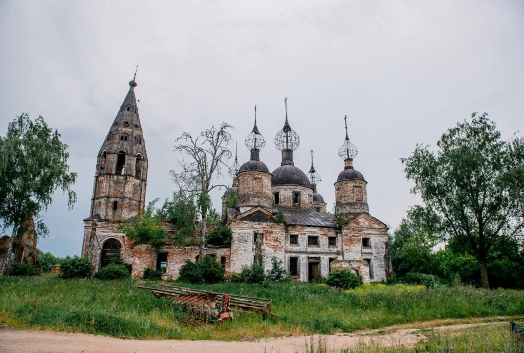 Заброшенная церковь в поселке Остров - Ярославская область
