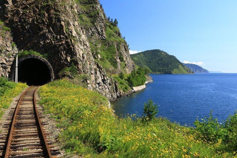 Железная дорога вдоль Байкала