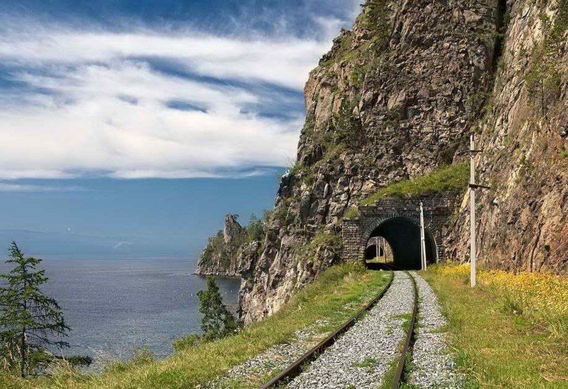 Железная дорога вдоль Байкала