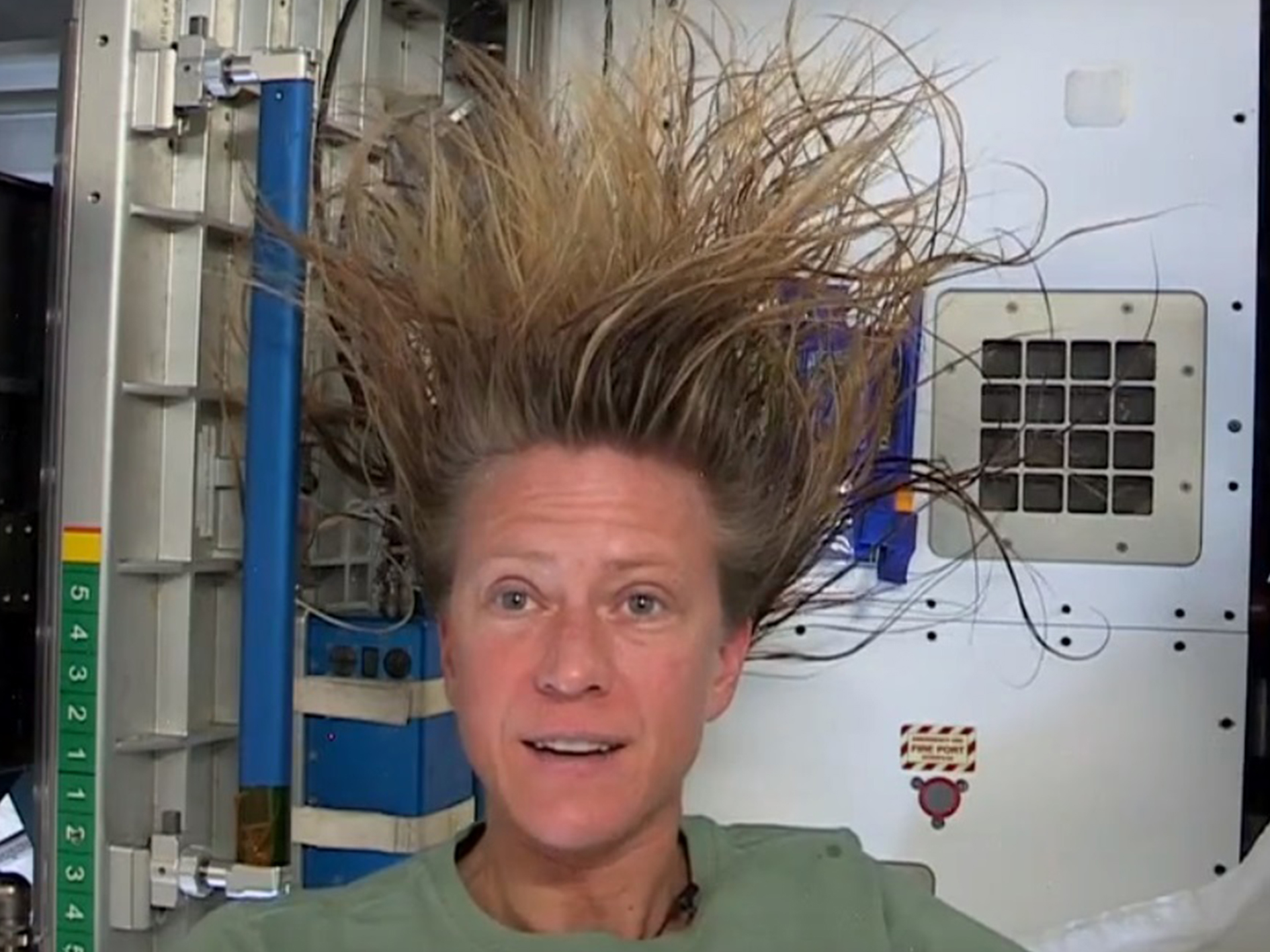 Как мыть голову в космосе - расскажет космонавт