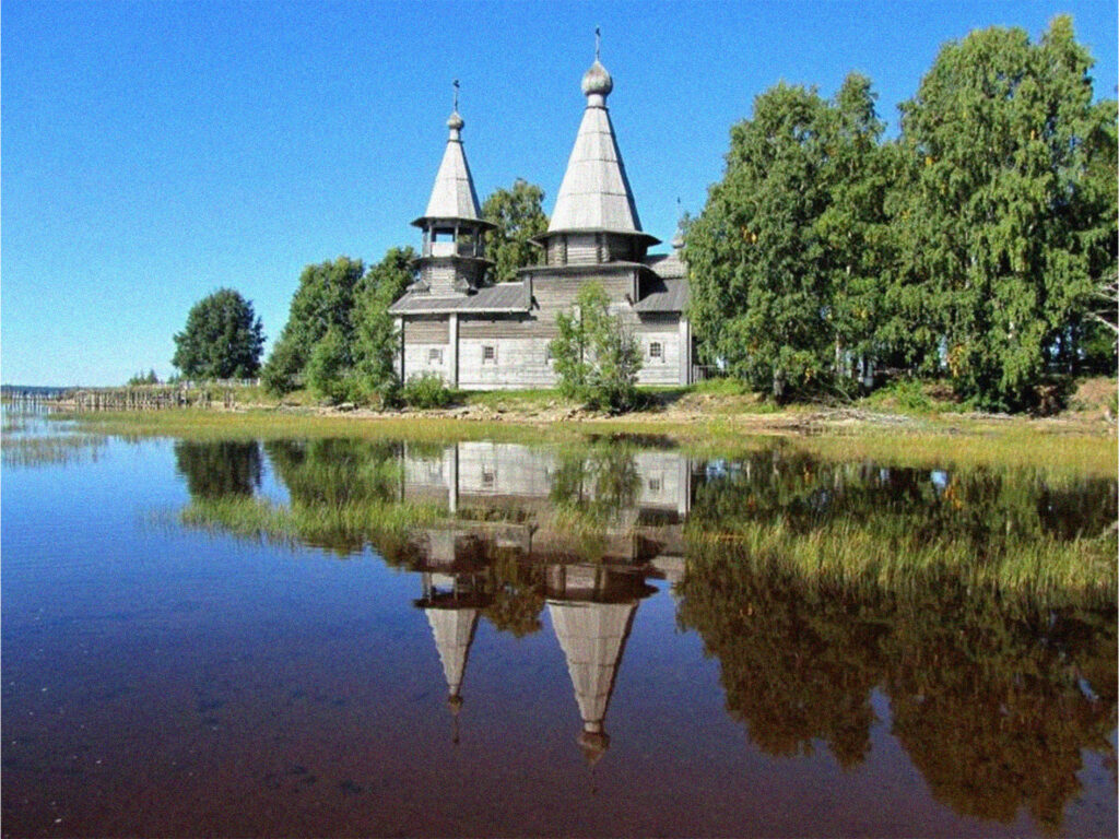 Деревянная церковь на берегу Онежского озера