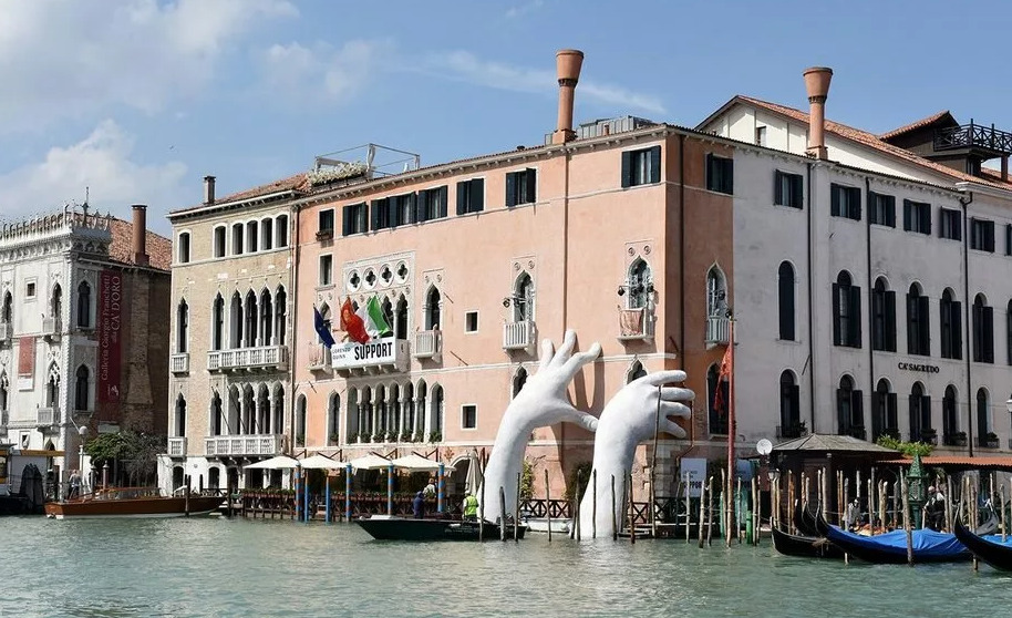 Гигантские руки из воды - Венеция