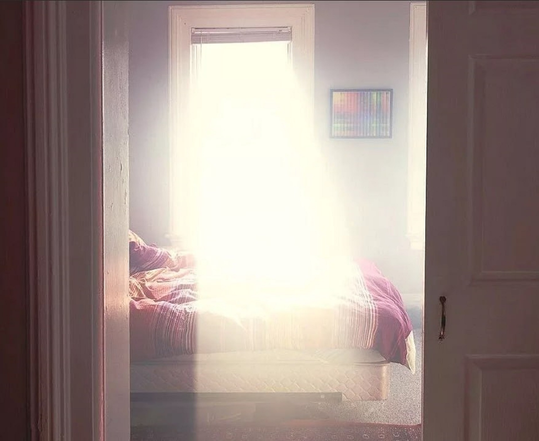 Подглядывание комната. Лучи солнца в комнате. Свет из окна. Солнечные блики в комнате. Лучи солнца через окно.