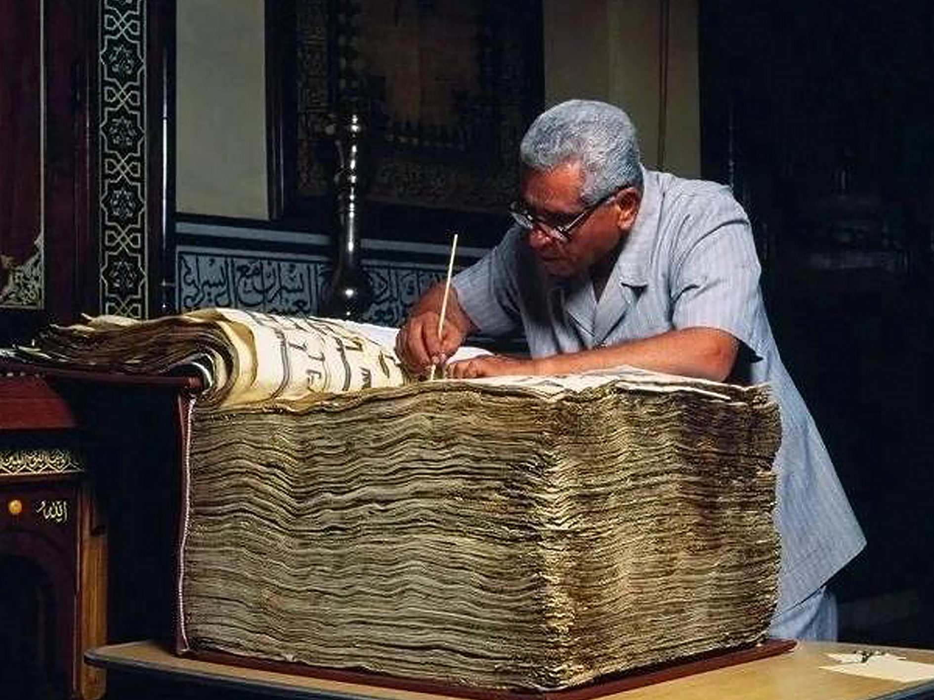 Громадный пишем. Монах Габриэль Челани. Огромная книга. Гигантские книги. Самые большие книги.
