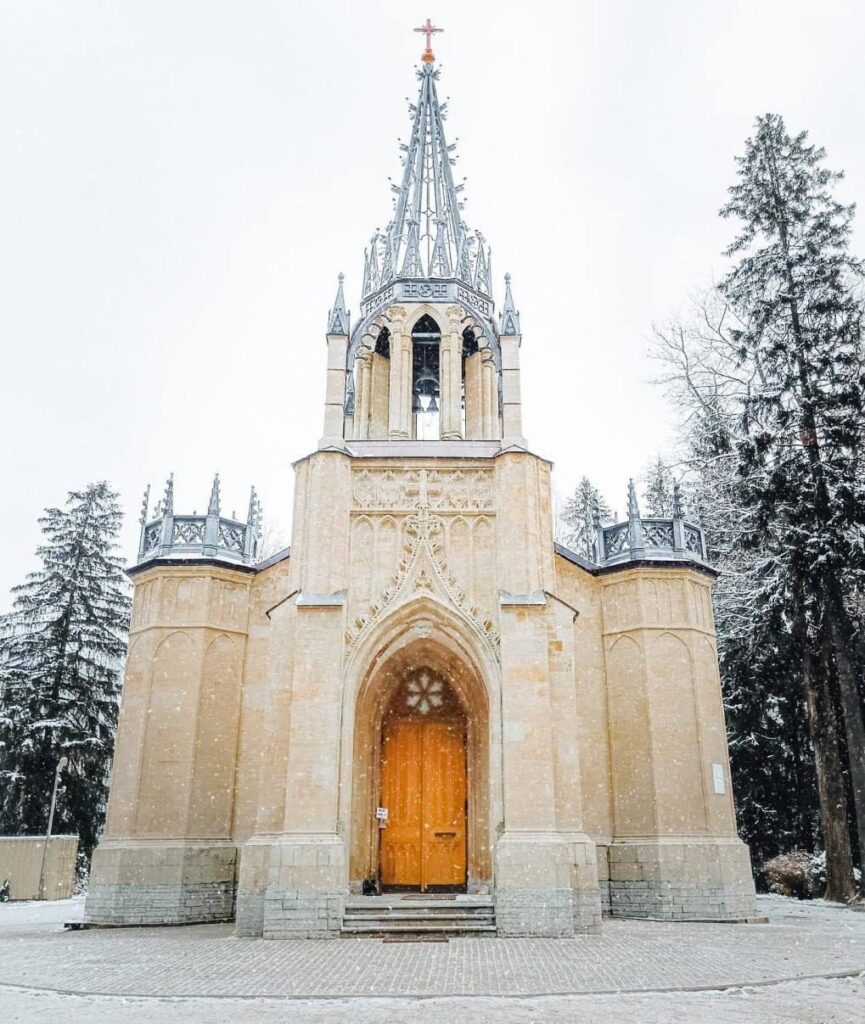 Храм Петра и Павла в Шуваловском парке