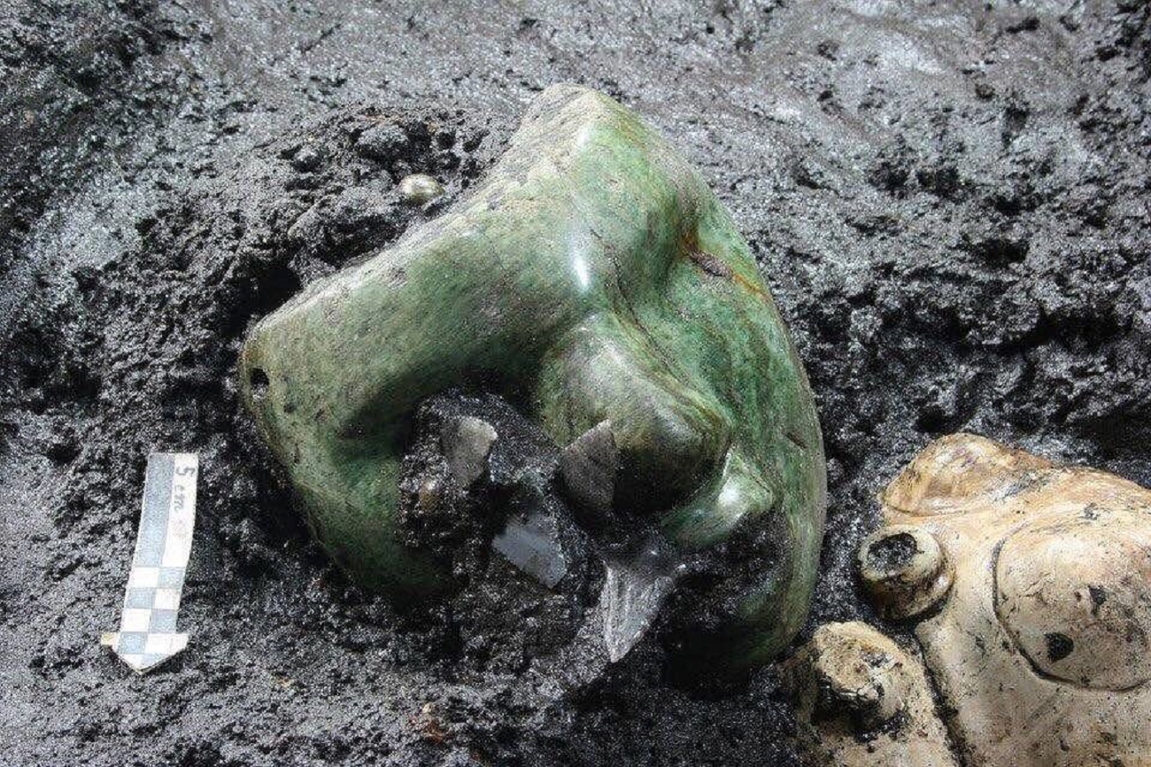2000-лeтняя зеленая змeeвидная каменная маска