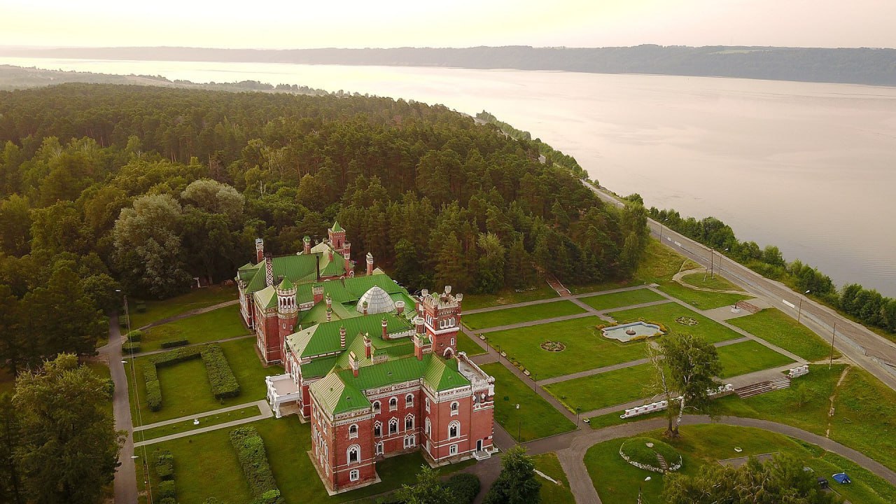 Замок Шереметева — дворцово-парковый ансамбль в посёлке Юрино Республики Марий Эл