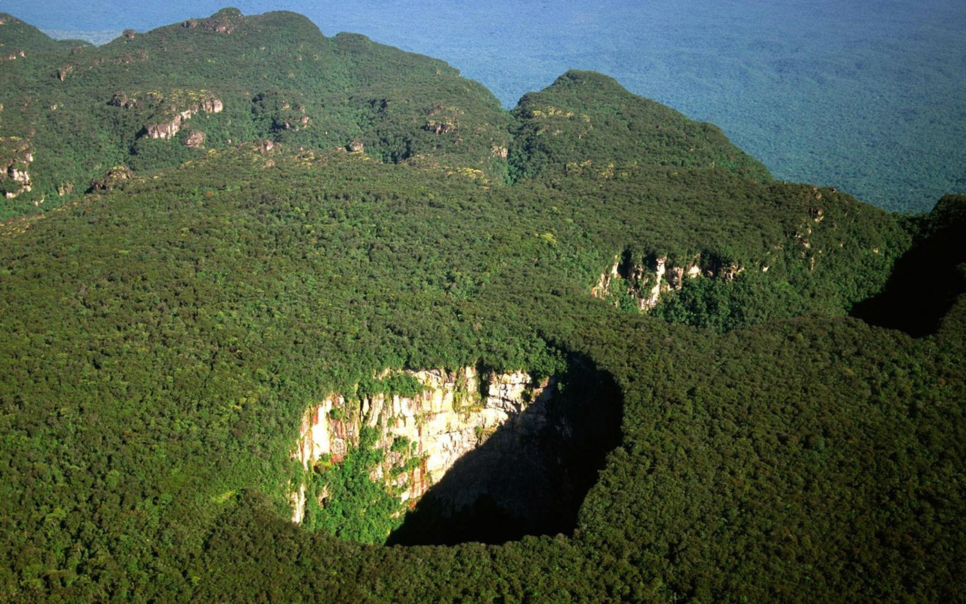 Гора с плоской вершиной (Tepui) - Серро Сарисариньяма с провалом естественного происхождения Сима Гумбольдт, Боливар, Венесуэла