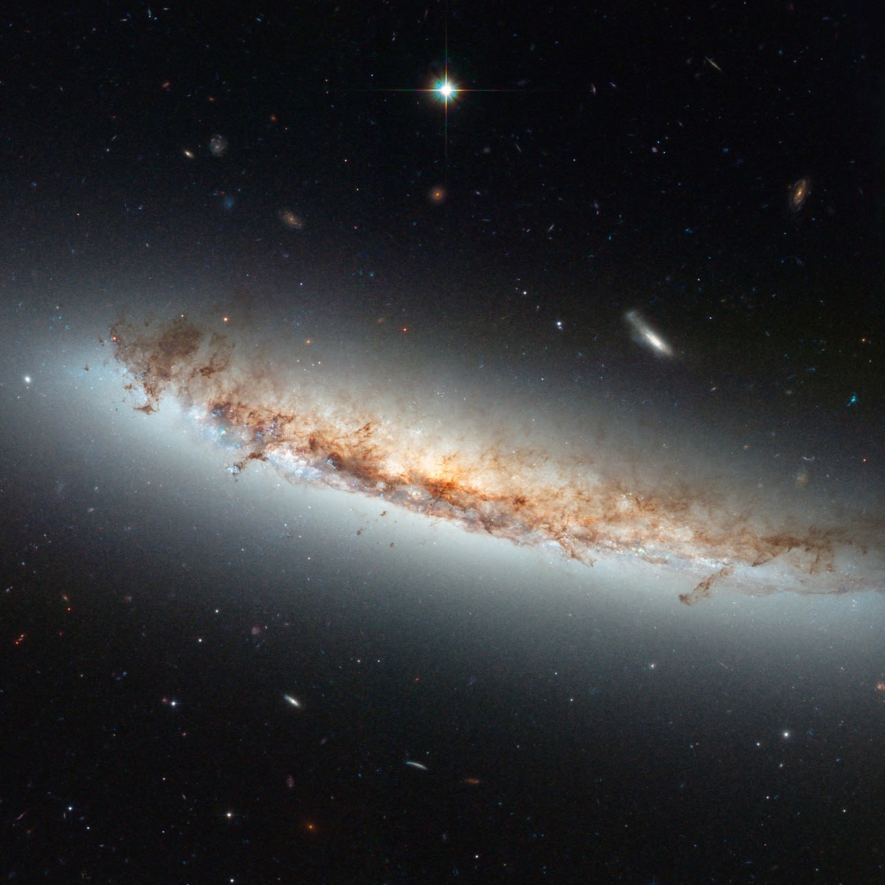 NGC 4402 Галактика расположенная в скоплении Девы