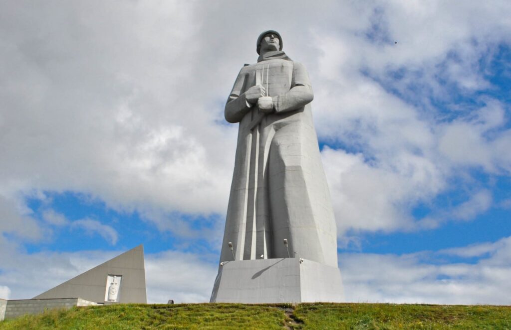 Мемориал «Защитникам Советского Заполярья» – «Алёша» над Мурманском