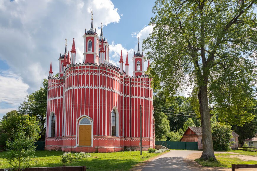 Храм Преображения Господня в селе Красное: шедевр псевдоготики XVIII века