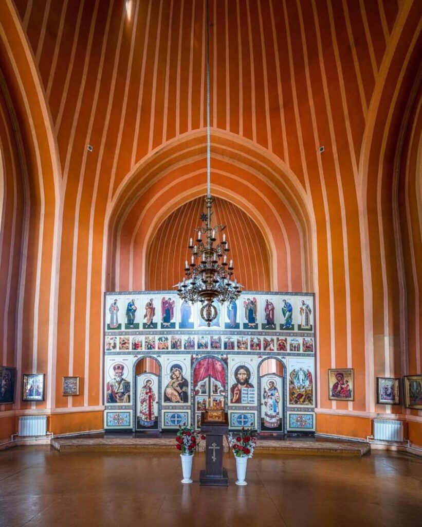 Храм Преображения Господня в селе Красное: шедевр псевдоготики XVIII века
